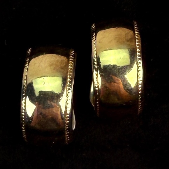 Vintage Agatha, Paris France, goldtone, weighted, half hoop clip on earrings - Picture 3 of 6